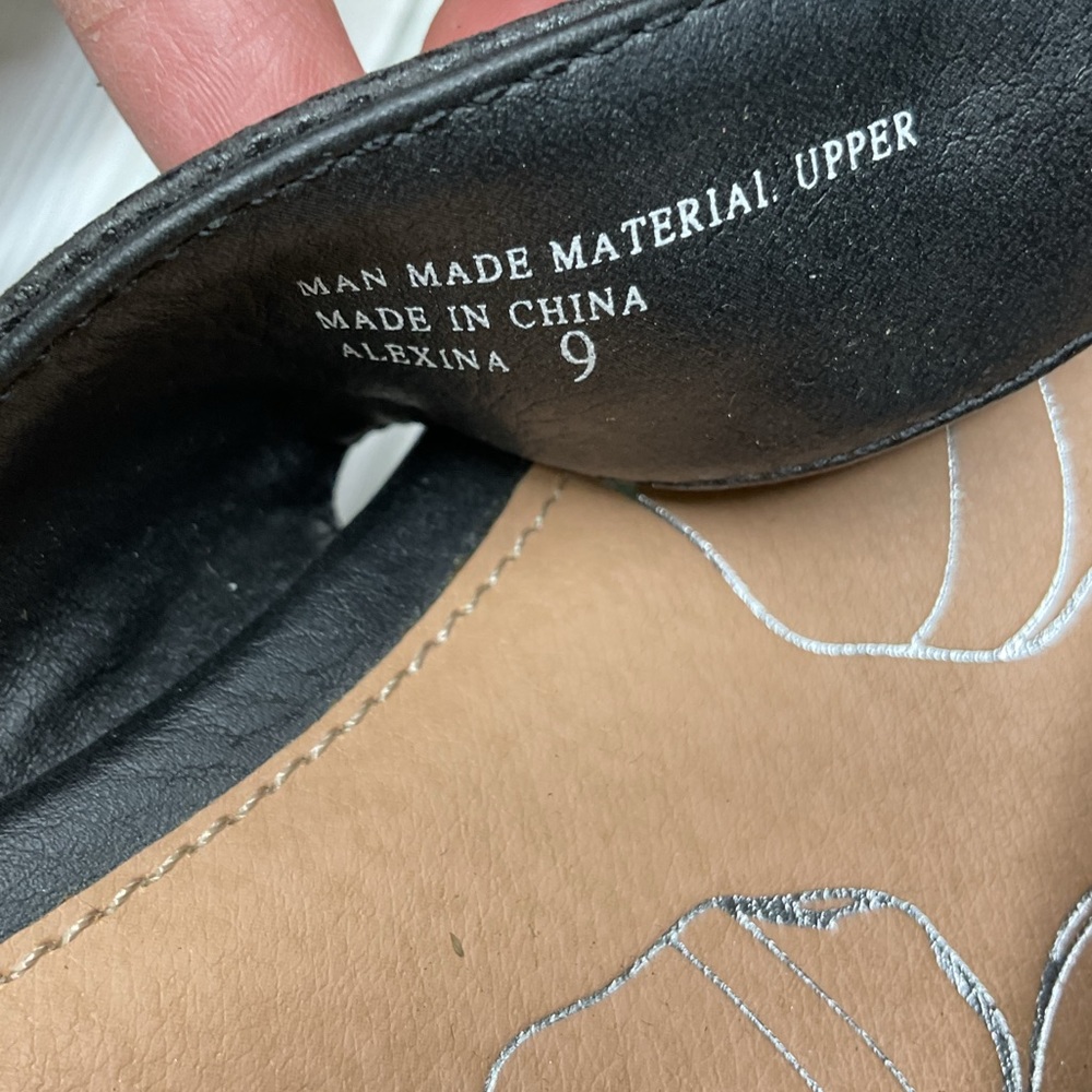 905 Yellow Box Black Alexina Wedge Gem